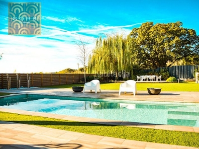 Casa maravillosa casa pareada seminueva con jardín y piscina en zona nueva en Mataró