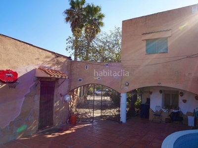 Casa tres viviendas, dos naves industriales y terreno en Montbrió del Camp