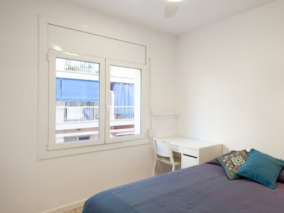 Habitación soleada en apartamento de 9 dormitorios en Sants-Badal, Barcelona
