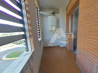 Piso ahoracasa le invita a ver este piso actualizado . 137 m2, 4 dormitorios y 2 baños.confianza y seguridad de trabajar con un equipo de agentes de la propiedad inmobiliaria colegiados (api). financiamos hasta el 90%. en Fuenlabrada