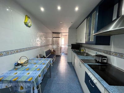 Piso con 4 habitaciones amueblado con ascensor, parking, calefacción y aire acondicionado en Fuenlabrada