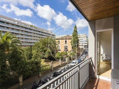 Piso exterior con balcón y orientado al sol en Barcelona