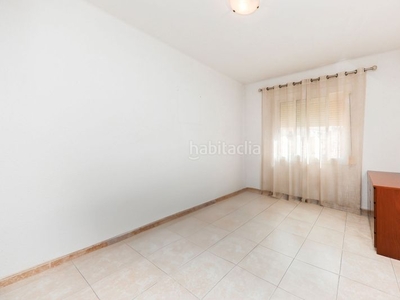 Piso de 3 habitaciones con balcón exterior en Sant Boi de Llobregat