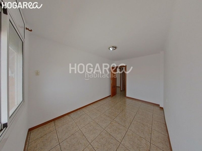 Piso para entrar a vivir ubicado en la zona barrio antiguo - centro , distribuido en recibidor, pasillo, salón comedor, cocina, 3 habitaciones, baño y balcón cerrado. en Viladecans