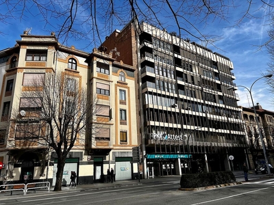 Venta de piso en avenida De la Baja Navarra de 2 habitaciones con terraza y garaje