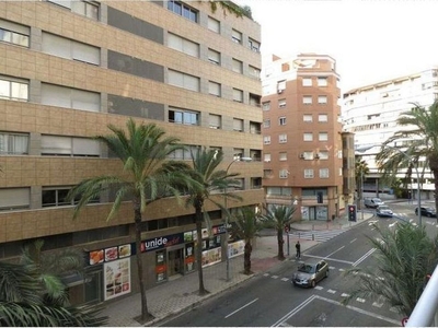 Venta de piso en Centro - Alicante de 3 habitaciones con terraza y garaje