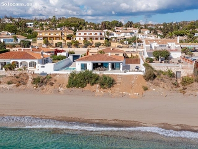 Villa de 4 dormitorios y 4 baños a pie de playa. La Cala de Mijas.