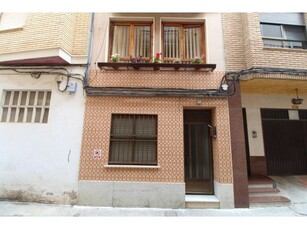 CASA EN CENTRO CIUDAD CON SOLARIUM Y GARAJE.