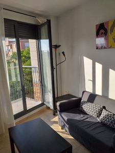 Alquiler de estudio en avenida De Los Jerónimos con muebles y balcón