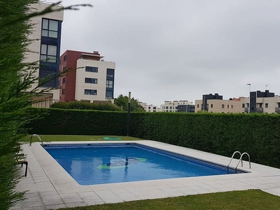 Alquiler de piso en Valdenoja - La Pereda de 3 habitaciones con terraza y piscina