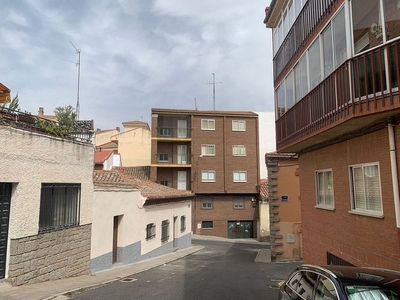 Piso en alquiler en calle Cebreros de 4 habitaciones con terraza y balcón