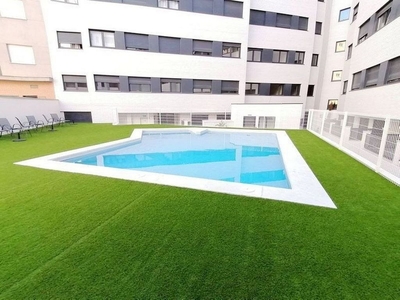 Piso en alquiler en Centro - Cáceres de 3 habitaciones con terraza y piscina