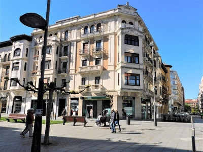 Piso en venta en avenida De Carlos III El Noble Etorbidea de 5 habitaciones con terraza y balcón