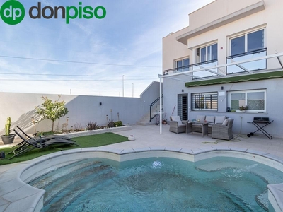 Venta de casa con piscina y terraza en Calicasas, Albolote