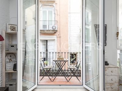 Amplio piso de una habitación en el corazón de Barcelona.