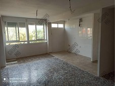 Venta Piso L'Alcúdia de Crespins. Piso de tres habitaciones en Avenida La Pau. Buen estado segunda planta con balcón