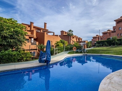 Venta de dúplex en Estepona Oeste - Valle Romano - Bahía Dorada de 3 habitaciones con terraza y piscina