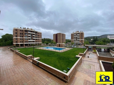 Venta de piso en Centro - Cuenca de 3 habitaciones con terraza y piscina