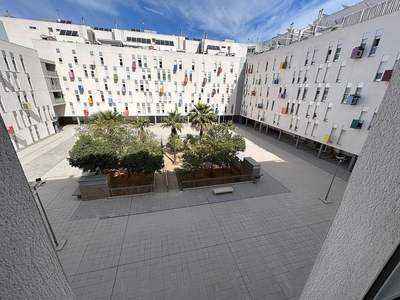 Venta de piso en Colores - Entreparques de 3 habitaciones con garaje y balcón