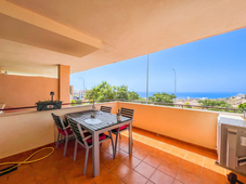 Apartamento de 2 dormitorios en planta media en venta en Benalmádena, Costa del Sol