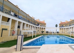 Estupenda vivienda con piscina comunitaria , pistas de tenis , zonas verdes y parque infantil