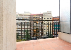 Piso con 4 habitaciones con ascensor y parking en Barcelona