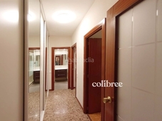 Piso en venta , con 102 m2, 4 habitaciones y 2 baños, ascensor, amueblado, aire acondicionado y calefacción gas natural. en Barcelona