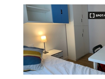 Acogedora habitación para alumnas en apartamento de 3 dormitorios, Gràcia