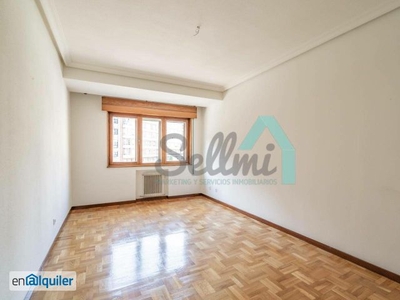 Piso en alquiler en Oviedo de 92 m2