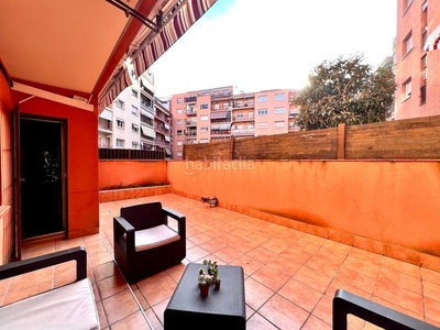 Piso planta baja con terraza soleada y piscina comunitaria (4 dormitorios + 1 baño). en Barberà del Vallès