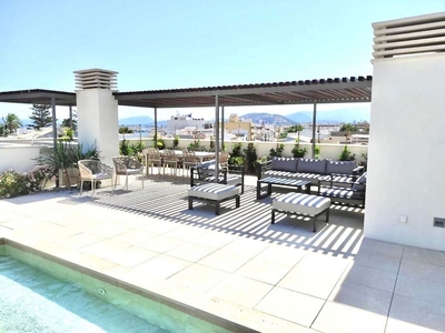 Alquiler de ático en calle Formenton de 4 habitaciones con terraza y piscina