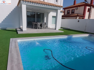 Venta de casa con piscina en Montequinto (Dos Hermanas), Olivar de Quintos