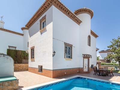 Venta de casa con piscina y terraza en La Zubia, Mirador de la reina