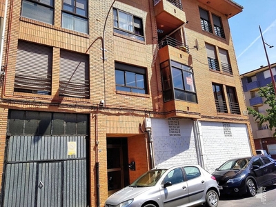 Venta de piso en Valencia de Don Juan de 3 habitaciones con terraza y calefacción