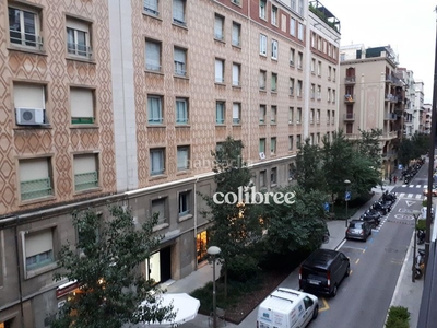 Alquiler piso fantastica vivienda de 60m2, con 3 hab, 1 doble exterior y 2 individuales e interiores. salon comedor con salida a terraza, exterior a la calle. en muy buen estado, 2a planta, real una 3a. ascensor servicio consergería por la mañana en Barcelona