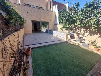 Casa adosada con 3 habitaciones con parking, calefacción y aire acondicionado en Sant Joan Despí