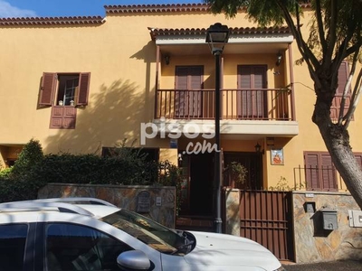 Casa adosada en alquiler en Calle Las Toscas en Tacoronte por 970 €/mes
