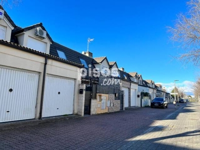 Casa adosada en venta en Calle de Hungria