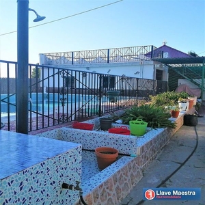 Chalet con 3 habitaciones con parking, piscina y vistas a la montaña en Riba - roja de Túria