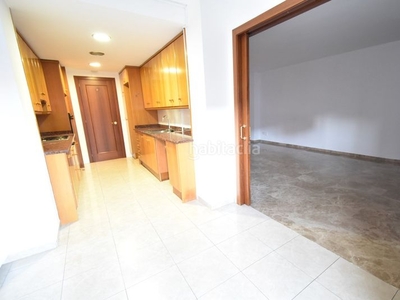 Piso con 4 habitaciones con ascensor, parking, calefacción y aire acondicionado en Girona