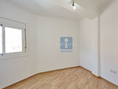 Piso funcional en hospitalet de llobregat con una superficie de 49 m2 salón-comedor, cocina, 3 habitaciones y 1 baños. muy luminoso. parquet. en Hospitalet de Llobregat (L´)