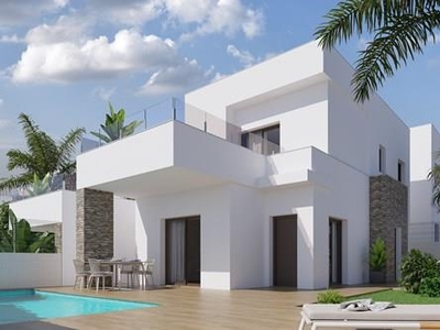 Preciosas y amplias villas de nueva construcción en Vistabella Golf en Orihuela Costa. Los amplios chalets de 120 m² de superficie habitable con una terraza de 20 m² en una parcela de 170 a 240 m², y están construidos en una de las parcelas más altas.