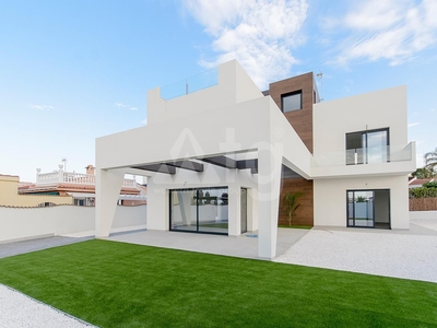 Villa con terreno en venta en la Urbanización Lo Pepin' Urbanización Doña Pepa
