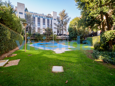 Venta de piso con piscina y terraza en Nueva España (Madrid)