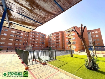 Venta de piso en avenida Del Río Boladiez de 4 habitaciones con piscina y garaje