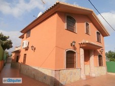 Chalet con dos viviendas independientes con piscina y barbacoa, cerca del pueblo