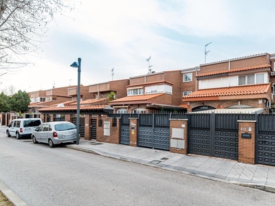 Casa adosada en venta en Calle Galileo, Covadonga - Los Manzanos