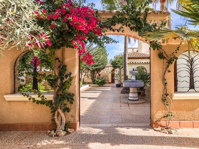 Villa con pista de tenis cerca de la playa en Cala Millor