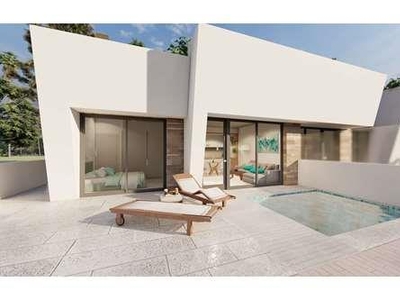 Villas de diseño a estrenar, estilo bungalow con fabulosas terrazas en la azotea con cocina exterior, barbacoa y aseo. Interiores lujosos y los mejores accesorios. 2 y 3 dormitorios disponibles con una selección de estilos de cocina y azulejos. Las piscinas son un extra opcional y hay una gran zona de patio y aparcamiento seguro. También hay disponibles paquetes de muebles.