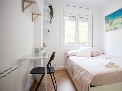 Acogedora habitación en apartamento de 4 dormitorios en Sants, Barcelona